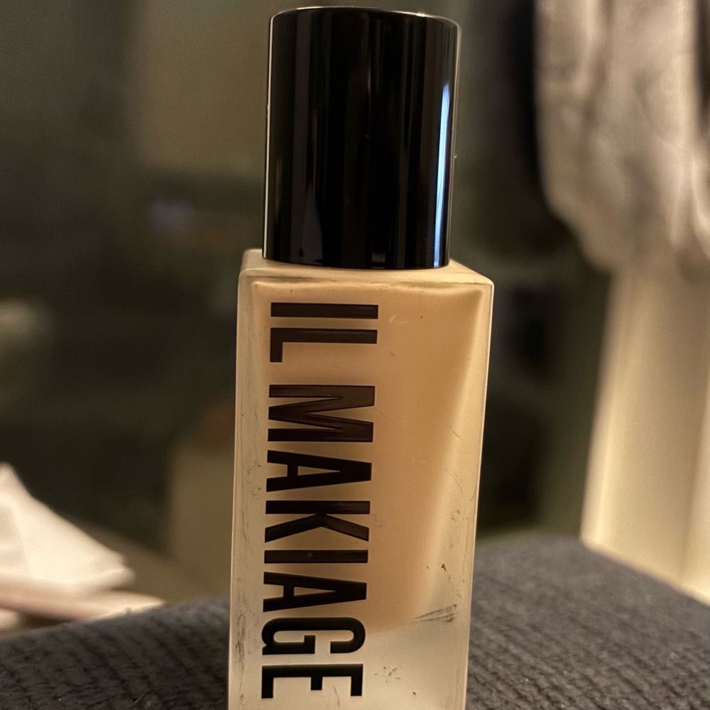 IL MAKIAGE Woke Up Like This Foundation